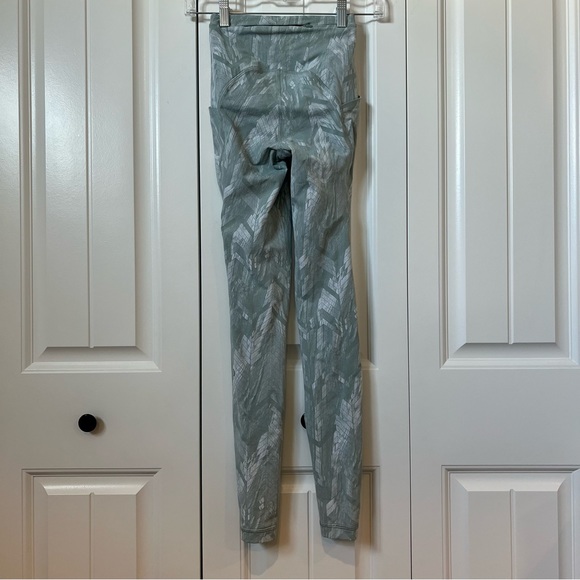 Swift Speed High-Rise Tight 28"
Reverberate Chevron Jacquard Silver Blue… - Picture 6 of 10